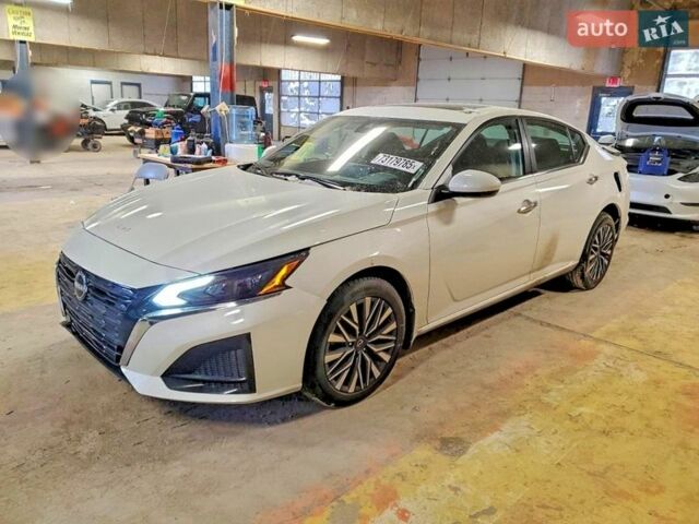 Белый Ниссан Альтима, объемом двигателя 2.5 л и пробегом 55 тыс. км за 4000 $, фото 1 на Automoto.ua