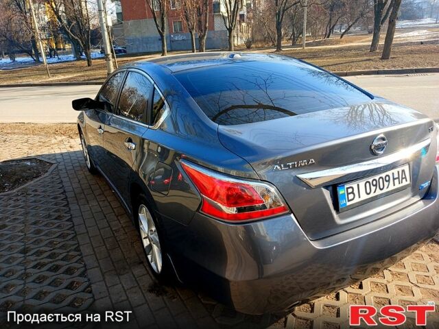 Серый Ниссан Альтима, объемом двигателя 2.5 л и пробегом 135 тыс. км за 10000 $, фото 1 на Automoto.ua