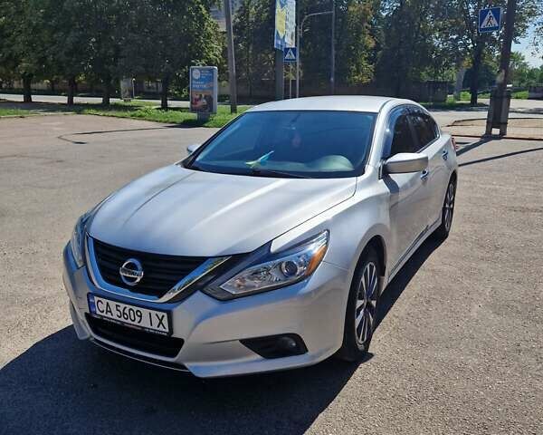 Сірий Ніссан Альтіма, об'ємом двигуна 2.49 л та пробігом 215 тис. км за 11500 $, фото 1 на Automoto.ua