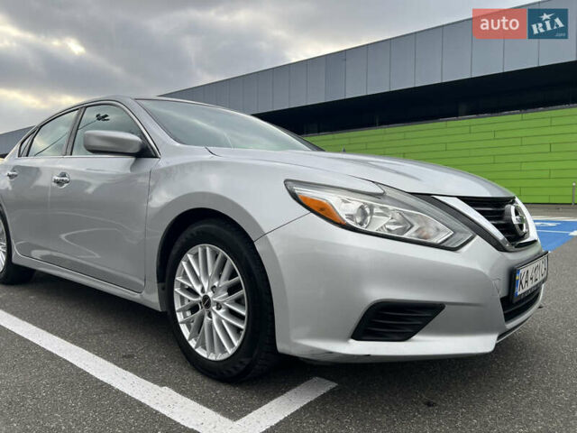 Сірий Ніссан Альтіма, об'ємом двигуна 2.49 л та пробігом 179 тис. км за 9900 $, фото 1 на Automoto.ua