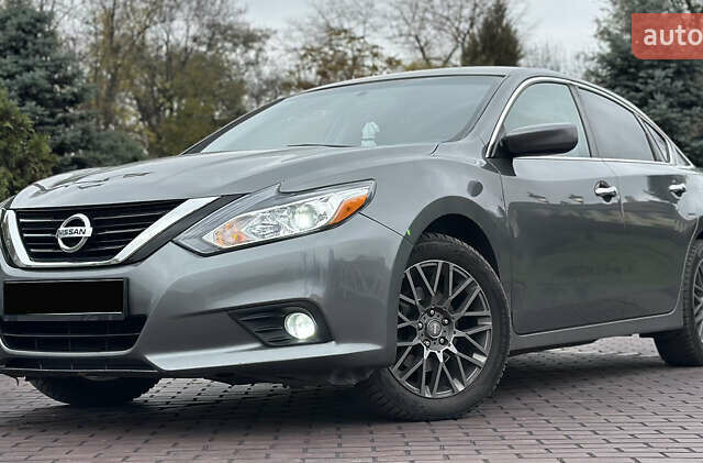 Серый Ниссан Альтима, объемом двигателя 2.49 л и пробегом 256 тыс. км за 9999 $, фото 1 на Automoto.ua