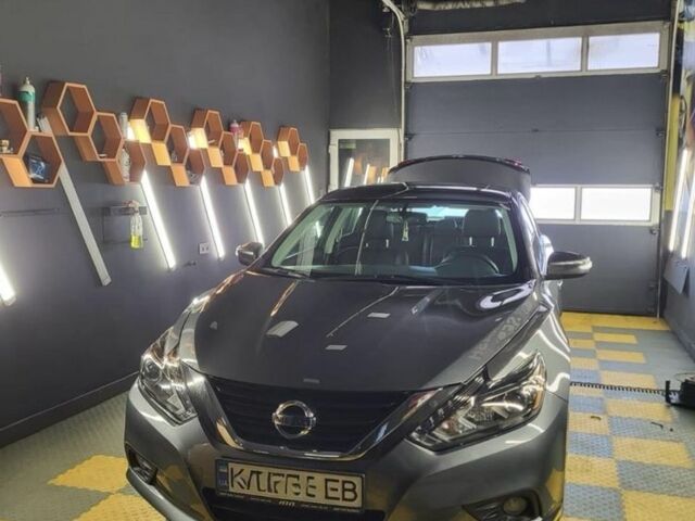 Серый Ниссан Альтима, объемом двигателя 2.5 л и пробегом 89 тыс. км за 13000 $, фото 1 на Automoto.ua