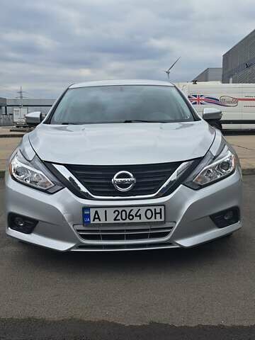 Серый Ниссан Альтима, объемом двигателя 2.49 л и пробегом 200 тыс. км за 11500 $, фото 1 на Automoto.ua
