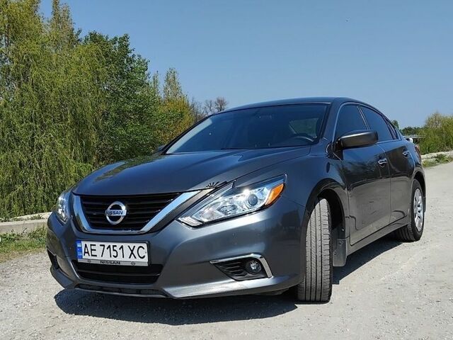 Серый Ниссан Альтима, объемом двигателя 2.49 л и пробегом 159 тыс. км за 9400 $, фото 1 на Automoto.ua