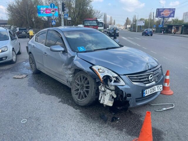 Синий Ниссан Альтима, объемом двигателя 2.5 л и пробегом 300 тыс. км за 3359 $, фото 1 на Automoto.ua