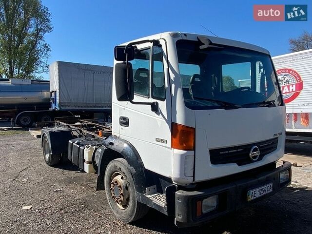 Белый Ниссан Атлеон, объемом двигателя 6.69 л и пробегом 718 тыс. км за 6500 $, фото 1 на Automoto.ua