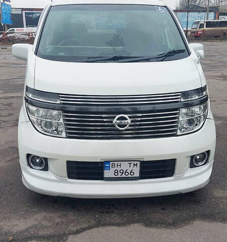 Белый Ниссан Эльгранд, объемом двигателя 3.5 л и пробегом 244 тыс. км за 9300 $, фото 1 на Automoto.ua