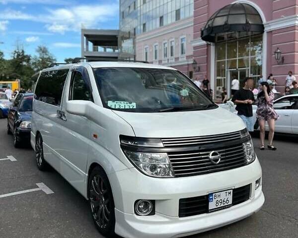 Білий Ніссан Ельгранд, об'ємом двигуна 3.5 л та пробігом 235 тис. км за 10500 $, фото 1 на Automoto.ua