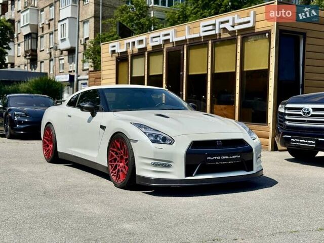 Белый Ниссан ГТ-Р, объемом двигателя 3.8 л и пробегом 40 тыс. км за 71000 $, фото 1 на Automoto.ua