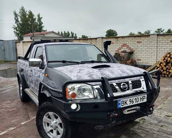 Сірий Ніссан Кінг Каб, об'ємом двигуна 2.49 л та пробігом 230 тис. км за 8000 $, фото 1 на Automoto.ua