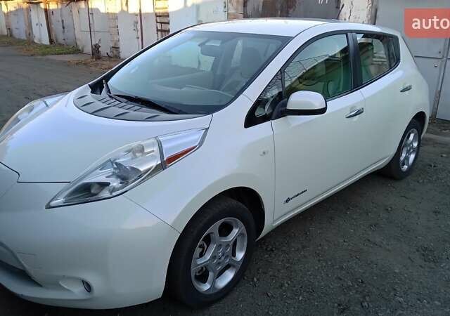 Білий Ніссан Ліф, об'ємом двигуна 0 л та пробігом 73 тис. км за 7500 $, фото 1 на Automoto.ua