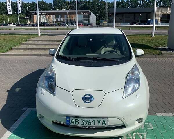 Білий Ніссан Ліф, об'ємом двигуна 0 л та пробігом 140 тис. км за 4600 $, фото 1 на Automoto.ua