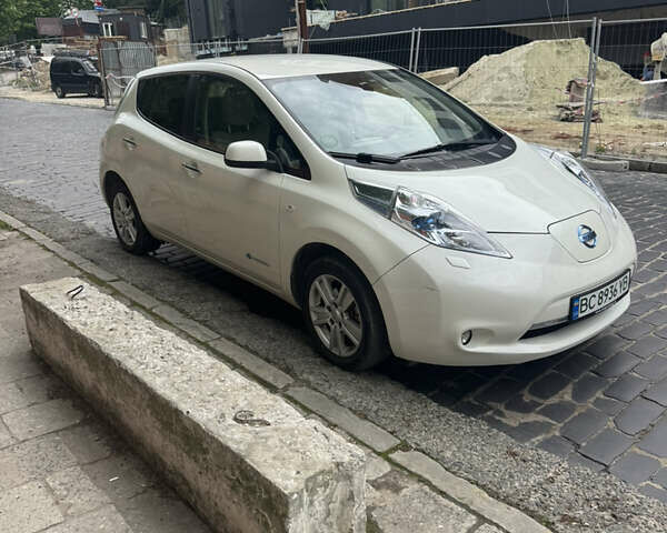 Белый Ниссан Лиф, объемом двигателя 0 л и пробегом 100 тыс. км за 4800 $, фото 1 на Automoto.ua