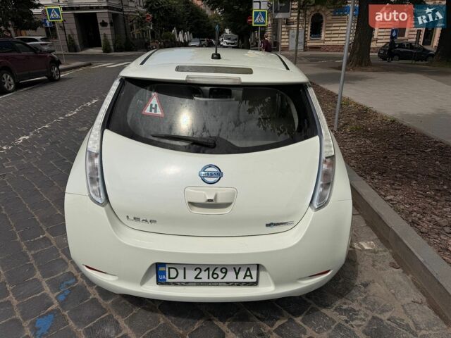 Білий Ніссан Ліф, об'ємом двигуна 0 л та пробігом 52 тис. км за 5500 $, фото 1 на Automoto.ua