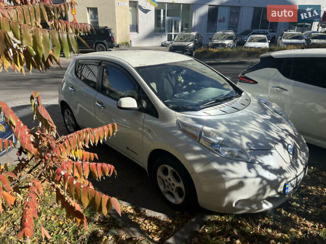 Ниссан Лиф 2011 в Львове на Automoto.ua Белый Ниссан Лиф, объемом двигателя 0 л и пробегом 109 тыс. км за 5800 $, фото 1 на Automoto.ua