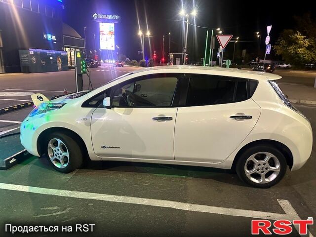 Белый Ниссан Лиф, объемом двигателя 80 л и пробегом 120 тыс. км за 4500 $, фото 1 на Automoto.ua