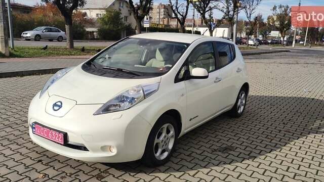 Ниссан Лиф 2011 в Ивано-Франковске на Automoto.ua Белый Ниссан Лиф, объемом двигателя 0 л и пробегом 117 тыс. км за 4600 $, фото 1 на Automoto.ua