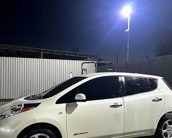 Білий Ніссан Ліф, об'ємом двигуна 0 л та пробігом 133 тис. км за 4000 $, фото 1 на Automoto.ua