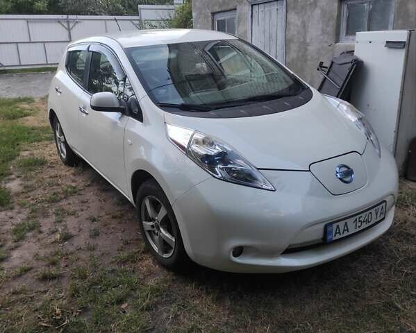 Білий Ніссан Ліф, об'ємом двигуна 0 л та пробігом 168 тис. км за 4600 $, фото 1 на Automoto.ua