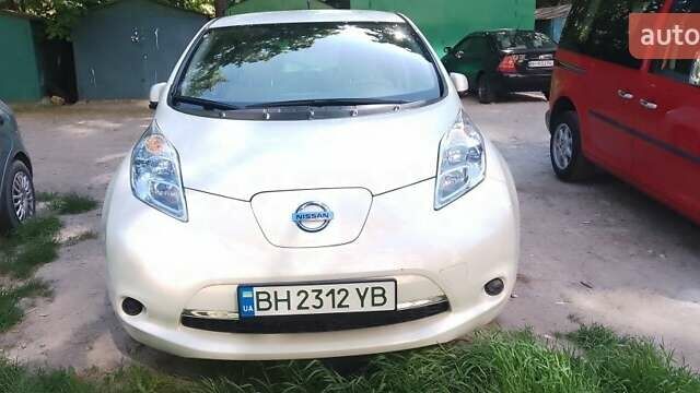 Белый Ниссан Лиф, объемом двигателя 0 л и пробегом 136 тыс. км за 6500 $, фото 1 на Automoto.ua