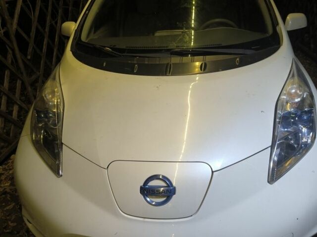 Белый Ниссан Лиф, объемом двигателя 0 л и пробегом 150 тыс. км за 3800 $, фото 1 на Automoto.ua