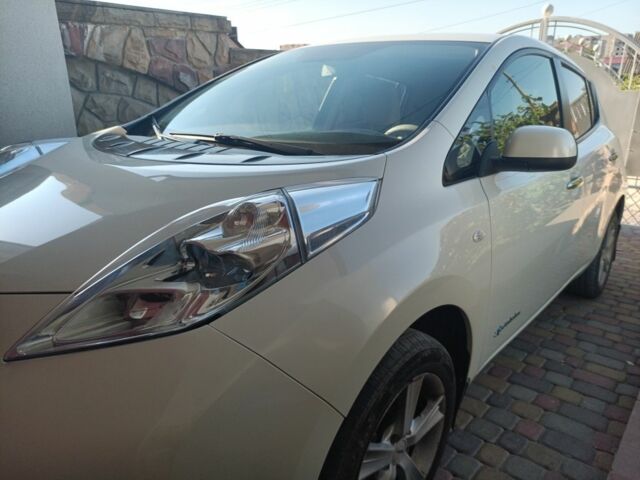 Белый Ниссан Лиф, объемом двигателя 0 л и пробегом 110 тыс. км за 5500 $, фото 1 на Automoto.ua