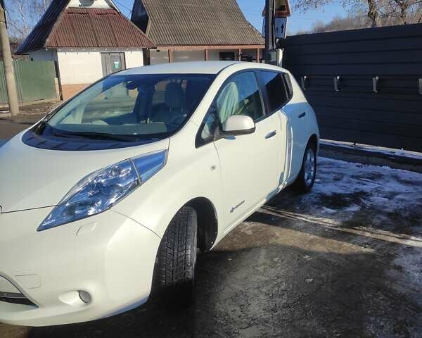 Белый Ниссан Лиф, объемом двигателя 0 л и пробегом 67 тыс. км за 5400 $, фото 1 на Automoto.ua
