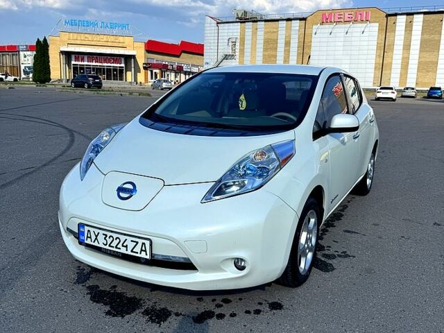 Белый Ниссан Лиф, объемом двигателя 0 л и пробегом 110 тыс. км за 5400 $, фото 1 на Automoto.ua