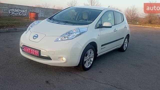 Білий Ніссан Ліф, об'ємом двигуна 0 л та пробігом 111 тис. км за 5300 $, фото 1 на Automoto.ua