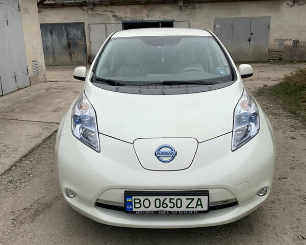 Белый Ниссан Лиф, объемом двигателя 0 л и пробегом 82 тыс. км за 4000 $, фото 1 на Automoto.ua