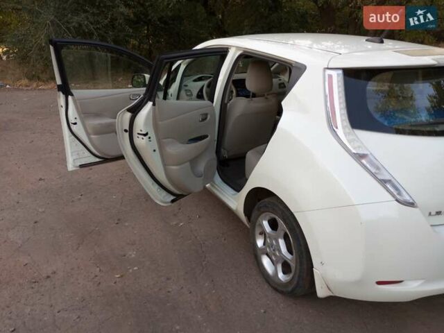 Білий Ніссан Ліф, об'ємом двигуна 0 л та пробігом 140 тис. км за 4500 $, фото 1 на Automoto.ua