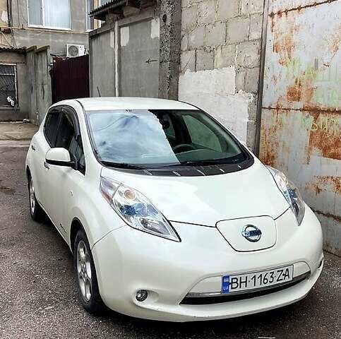 Білий Ніссан Ліф, об'ємом двигуна 0 л та пробігом 98 тис. км за 5500 $, фото 1 на Automoto.ua