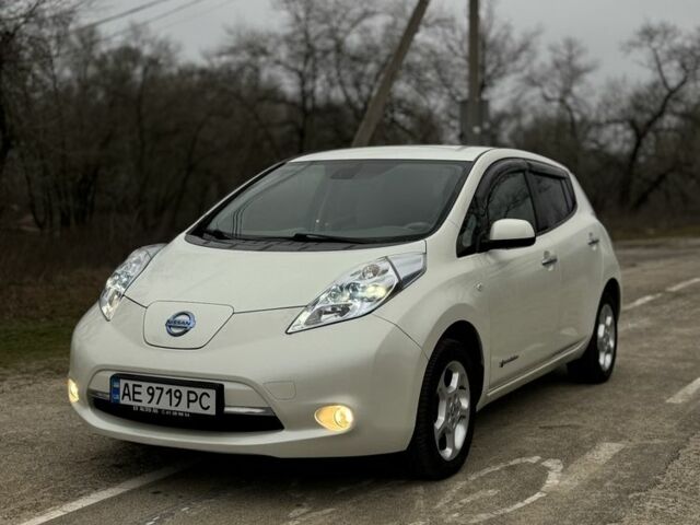 Белый Ниссан Лиф, объемом двигателя 0 л и пробегом 170 тыс. км за 3650 $, фото 1 на Automoto.ua