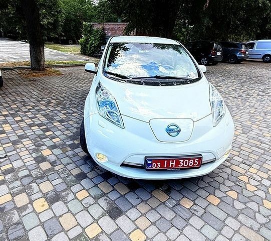 Білий Ніссан Ліф, об'ємом двигуна 0 л та пробігом 127 тис. км за 4850 $, фото 1 на Automoto.ua