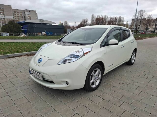 Белый Ниссан Лиф, объемом двигателя 0 л и пробегом 98 тыс. км за 5500 $, фото 1 на Automoto.ua