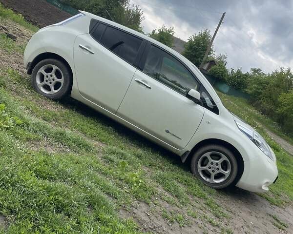 Білий Ніссан Ліф, об'ємом двигуна 0 л та пробігом 143 тис. км за 5500 $, фото 1 на Automoto.ua