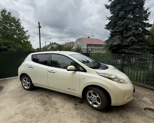 Білий Ніссан Ліф, об'ємом двигуна 0 л та пробігом 101 тис. км за 5900 $, фото 1 на Automoto.ua