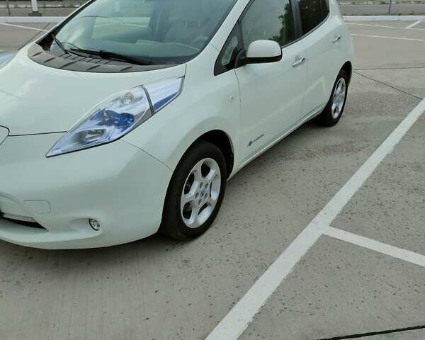 Білий Ніссан Ліф, об'ємом двигуна 0 л та пробігом 93 тис. км за 5800 $, фото 1 на Automoto.ua