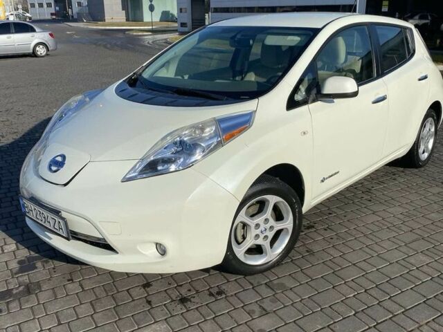 Белый Ниссан Лиф, объемом двигателя 0 л и пробегом 120 тыс. км за 5000 $, фото 1 на Automoto.ua