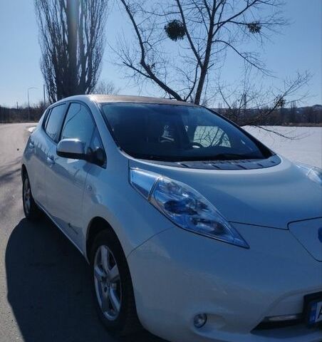 Белый Ниссан Лиф, объемом двигателя 0 л и пробегом 110 тыс. км за 4999 $, фото 1 на Automoto.ua