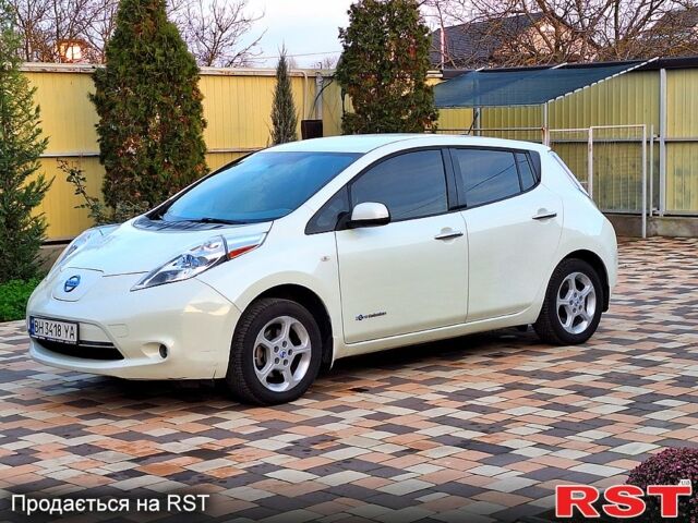 Білий Ніссан Ліф, об'ємом двигуна 0 л та пробігом 170 тис. км за 5500 $, фото 1 на Automoto.ua