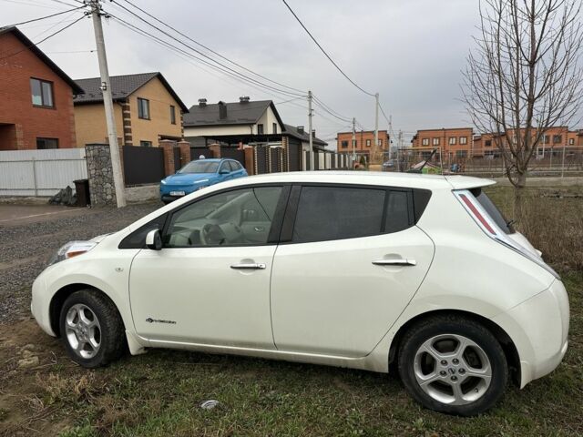 Білий Ніссан Ліф, об'ємом двигуна 0 л та пробігом 140 тис. км за 4200 $, фото 1 на Automoto.ua