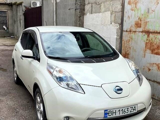 Белый Ниссан Лиф, объемом двигателя 0 л и пробегом 98 тыс. км за 5500 $, фото 1 на Automoto.ua