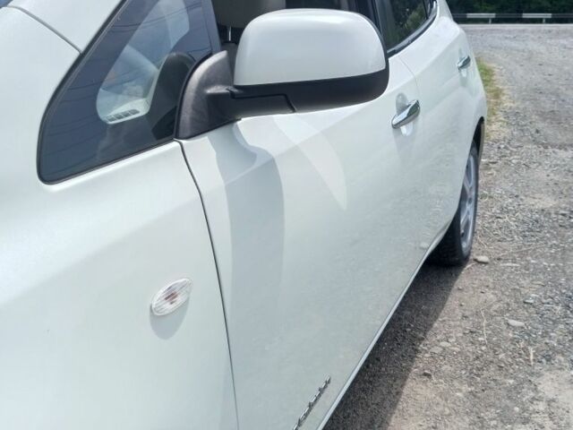 Білий Ніссан Ліф, об'ємом двигуна 0 л та пробігом 142 тис. км за 5500 $, фото 1 на Automoto.ua