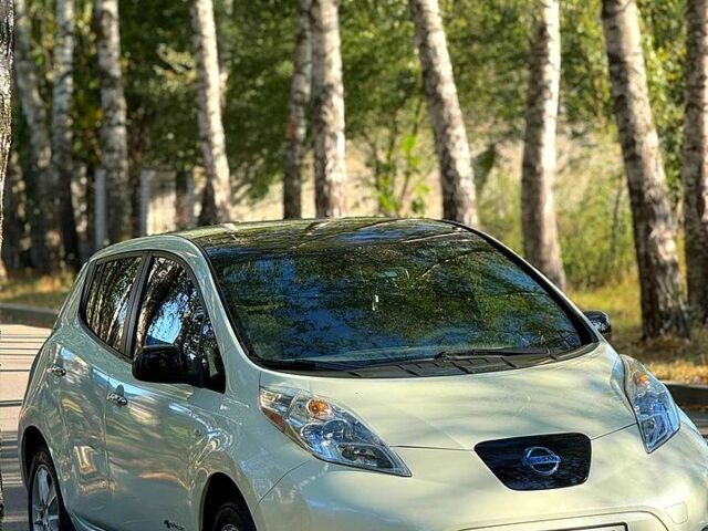 Белый Ниссан Лиф, объемом двигателя 0 л и пробегом 130 тыс. км за 5000 $, фото 1 на Automoto.ua