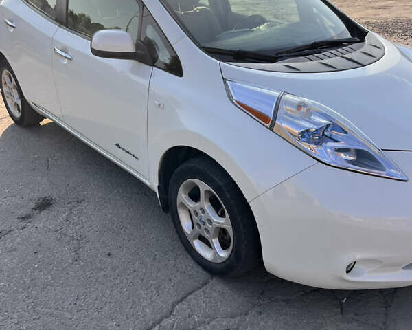 Белый Ниссан Лиф, объемом двигателя 0 л и пробегом 153 тыс. км за 4500 $, фото 1 на Automoto.ua