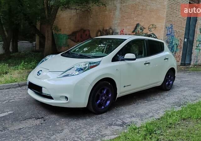 Білий Ніссан Ліф, об'ємом двигуна 0 л та пробігом 145 тис. км за 4700 $, фото 1 на Automoto.ua