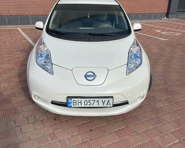 Белый Ниссан Лиф, объемом двигателя 0 л и пробегом 181 тыс. км за 4000 $, фото 1 на Automoto.ua