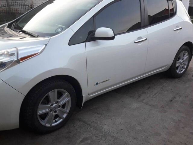 Белый Ниссан Лиф, объемом двигателя 0 л и пробегом 116 тыс. км за 5000 $, фото 1 на Automoto.ua