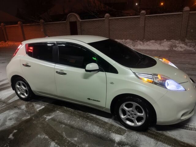 Белый Ниссан Лиф, объемом двигателя 0 л и пробегом 250 тыс. км за 7300 $, фото 1 на Automoto.ua